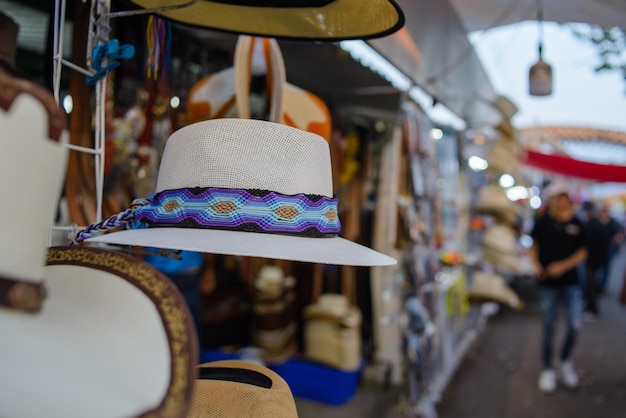 Cappelli in vendita in un mercato di strada in Messico