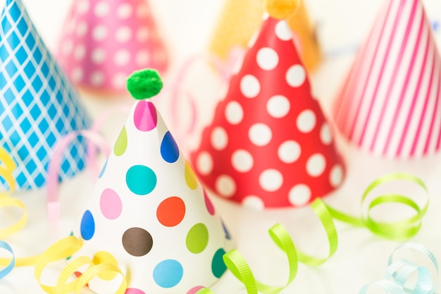 Cappellini colorati per la festa di compleanno dei bambini.