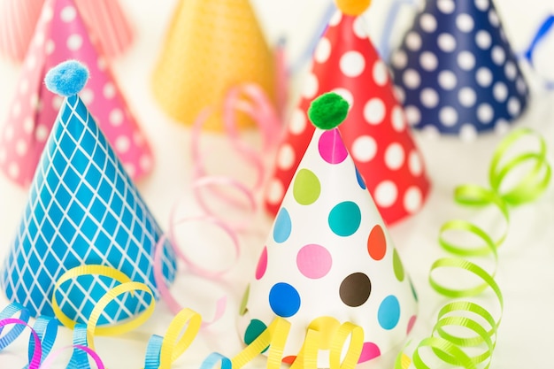 Cappellini colorati per la festa di compleanno dei bambini.