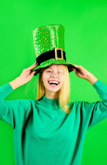 Cappello a cilindro verde ragazza bionda in costume da folletto folletto verde cappello da folletto verde con trifoglio