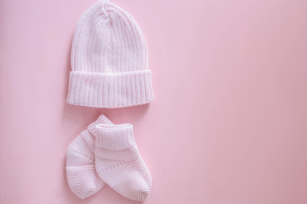 Cappello a maglia per un neonato per camminare in autunno o in primavera su uno sfondo beige Abbigliamento per neonati