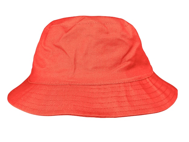 Cappello a secchio rosso isolato su sfondo bianco