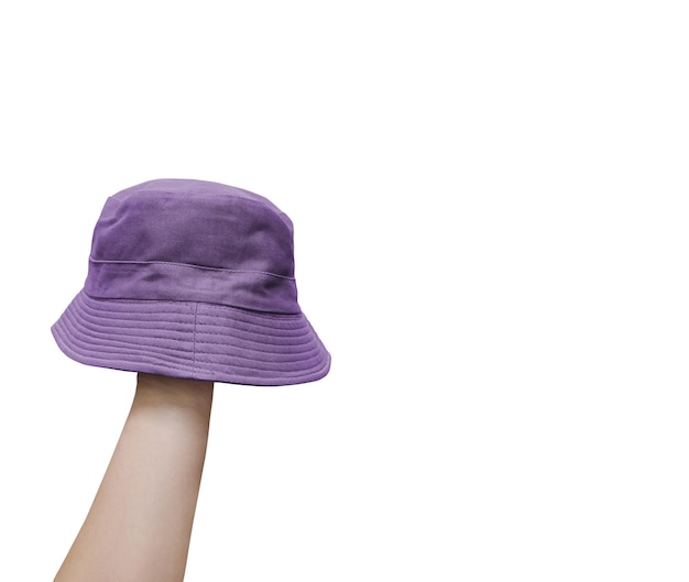 cappello a secchio viola in mano