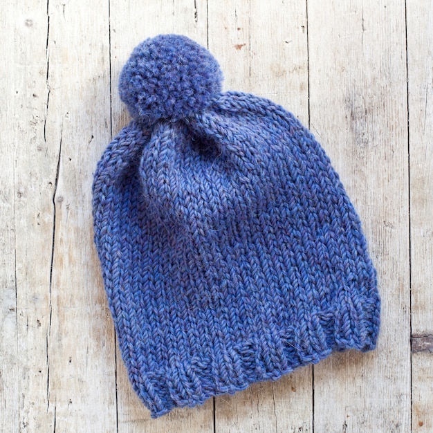 Cappello blu di lana
