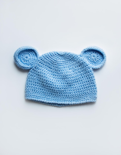 Cappello blu di un neonato isolato su uno sfondo bianco Abbigliamento per bambini