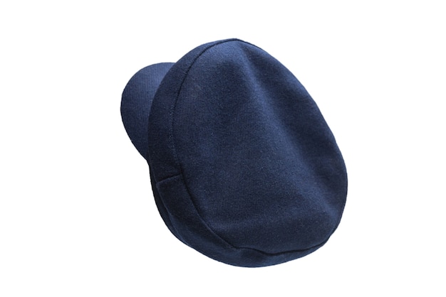 Cappello blu femminile con una visiera isolata su bianco.