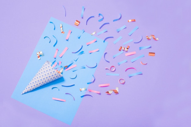 Cappello compleanno con coriandoli su carta