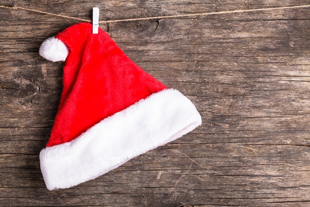 Cappello da Babbo Natale attaccato alla corda con molletta