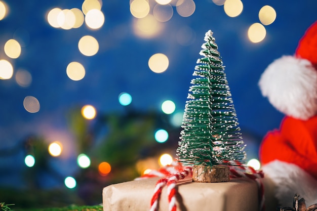 Cappello da Babbo Natale con albero di Natale e regali