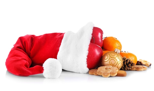 Cappello da Babbo Natale pieno di regali di Natale, isolato su bianco