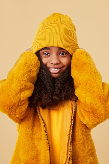 Cappello da bambino nero alla moda che regola