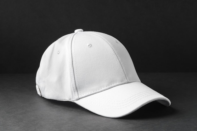 Cappello da baseball bianco su sfondo nero