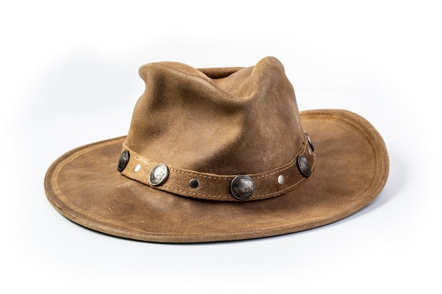 Cappello da cowboy beige, decorato con monete da cinque centesimi isolate su uno sfondo bianco