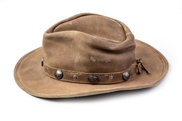 Cappello da cowboy beige, decorato con monete da cinque centesimi isolate su uno sfondo bianco