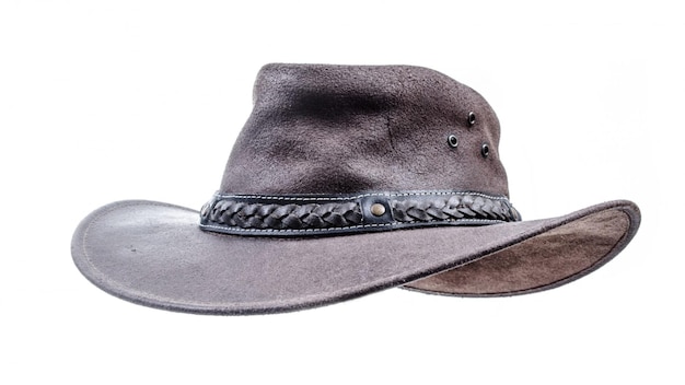 Cappello da cowboy marrone con sfondo bianco cappello nero in pelle primo piano
