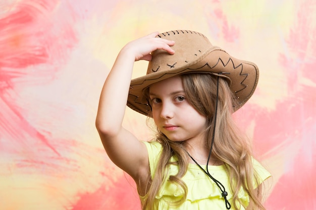 Cappello da cowboy sulla ragazza adorabile che indossa l'abito americano