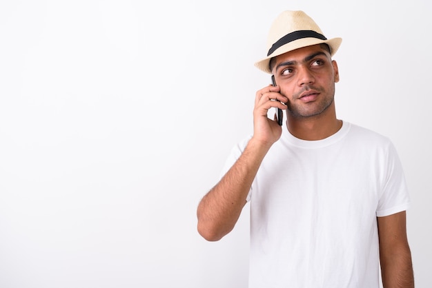 Cappello da portare del giovane turista indiano uomo su bianco