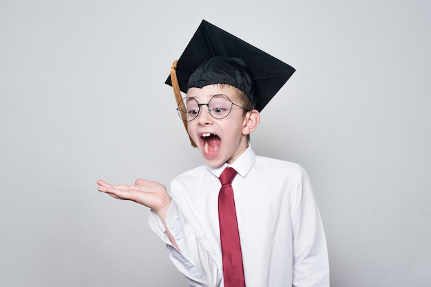 Cappello da portare di graduazione del ragazzo divertente. Concetto di educazione. Scuola media, scuola media. Copia spazio