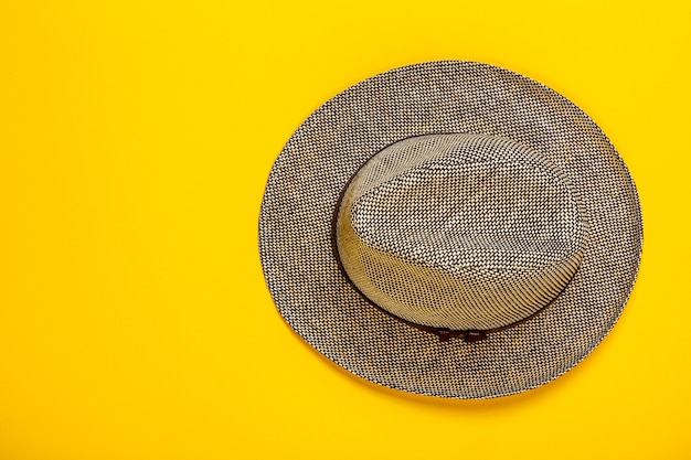 Cappello da sole su una superficie gialla