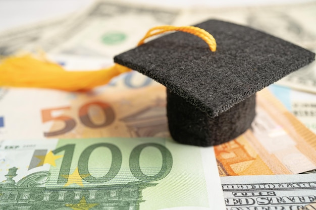 Cappello del divario di laurea sul denaro delle banconote in dollari USA Concetto di insegnamento della tassa di studio di istruzione