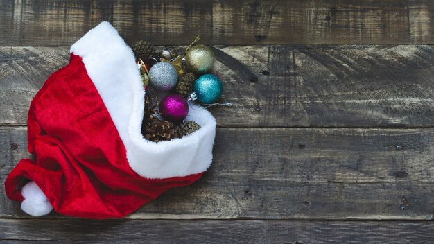 Cappello di Babbo Natale con palle di Natale