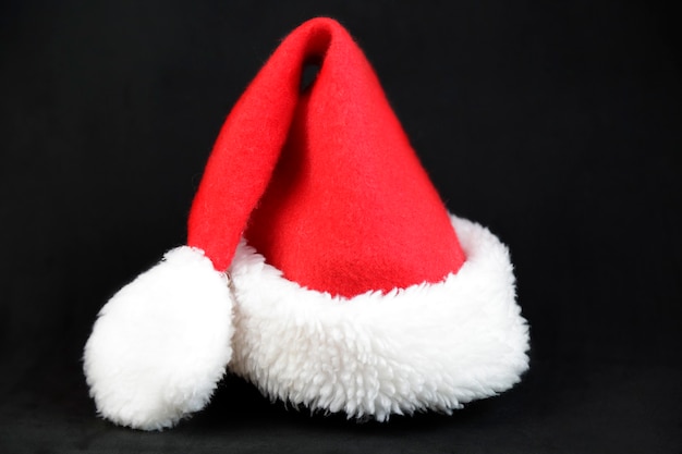 Cappello di Babbo Natale su sfondo nero