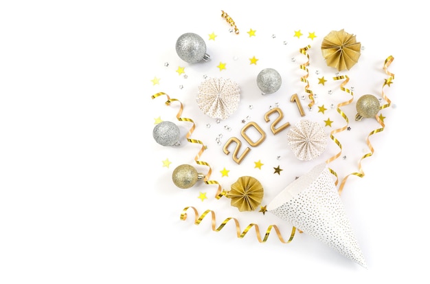 Cappello di carta del partito con decorazioni di Capodanno isolate su bianco