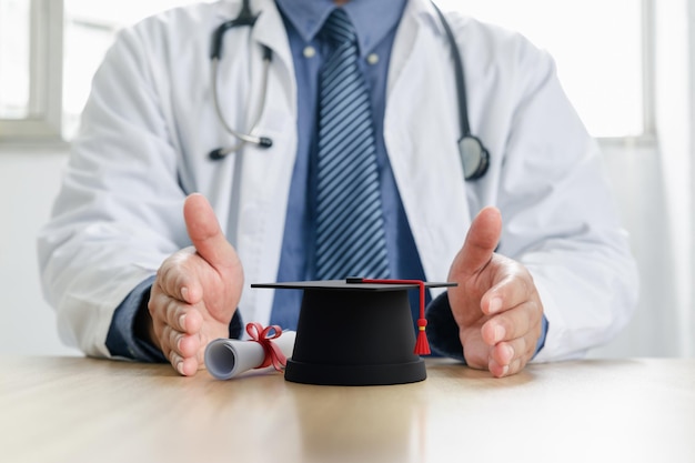 Cappello di laurea in mano al medico