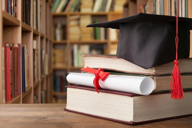 Cappello di laurea su una pila di libri