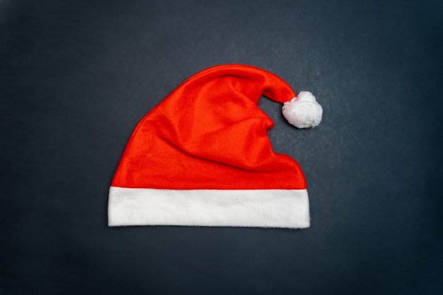 Cappello di Natale su sfondo nero copia spazio per il testo