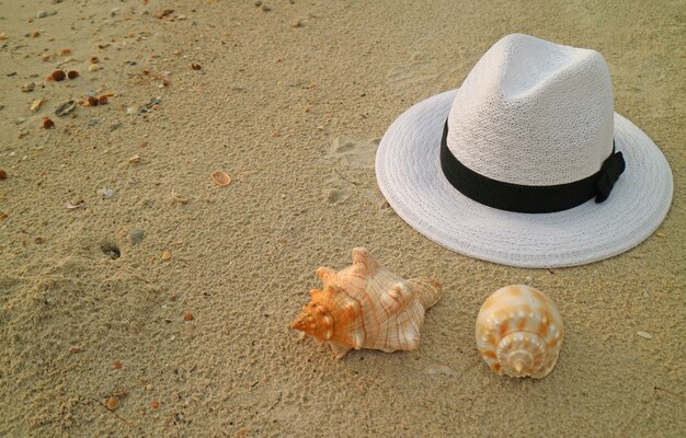 Cappello di paglia bianco sulla spiaggia di sabbia