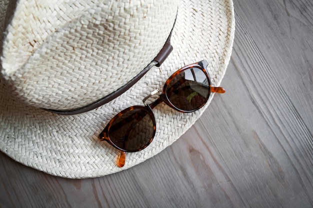 Cappello di paglia e occhiali da sole