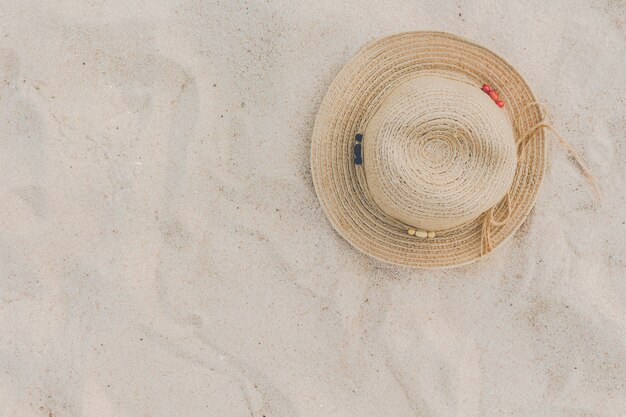 Cappello di paglia su una spiaggia tropicale