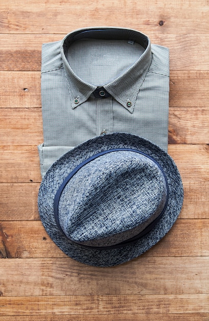 Cappello e camicia su legno