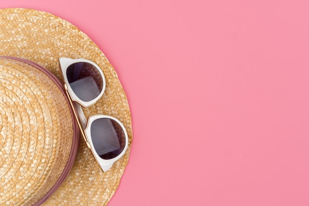 Cappello e occhiali da sole femminili di paglia per la vista superiore di festa della spiaggia