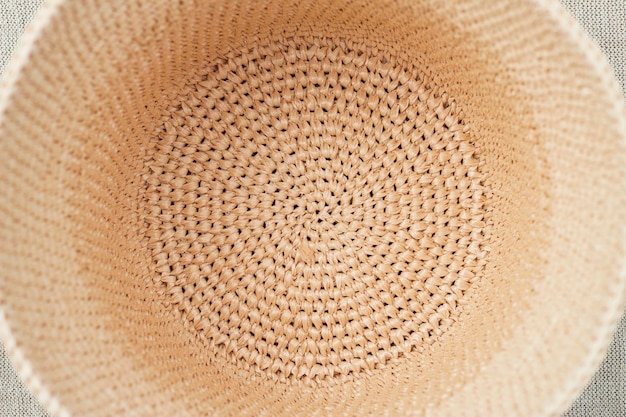 cappello estivo in rafia beige naturale su sfondo tessile