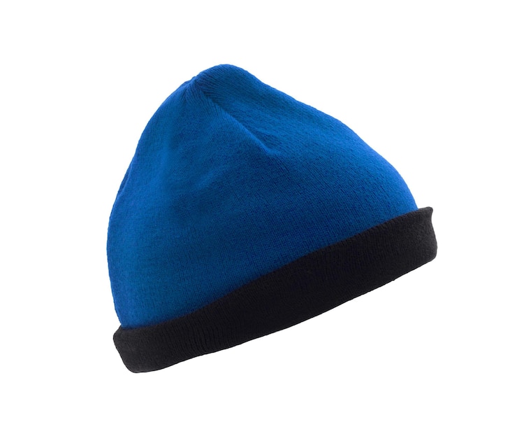 Foto cappello invernale di lana blu isolato su sfondo bianco