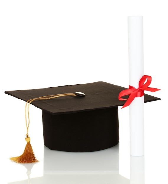 Cappello laureato e diploma isolato su bianco