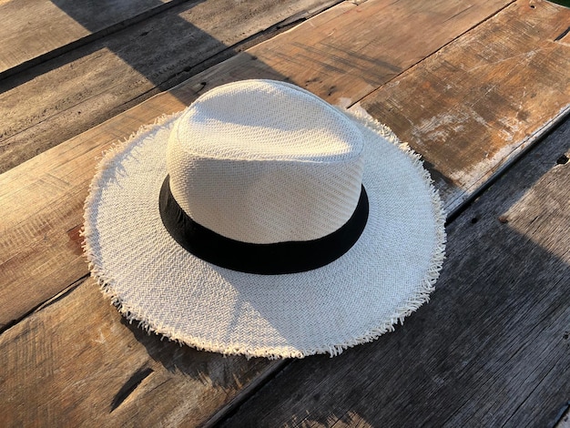 Cappello Panama bianco sulla tavola di legno