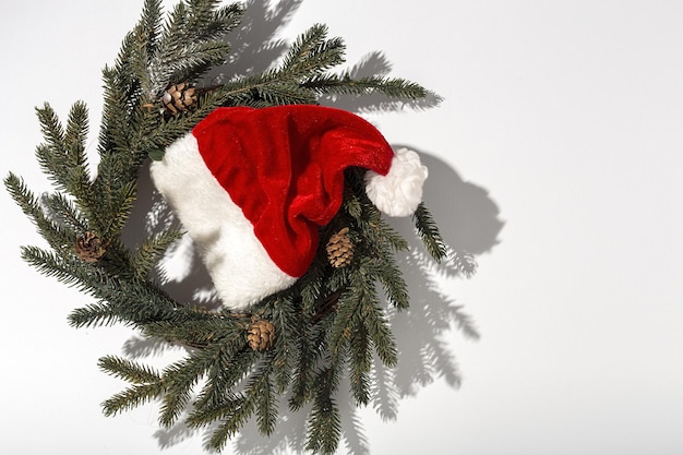 Cappello rosso di Babbo Natale isolato dall'alto su sfondo colorato