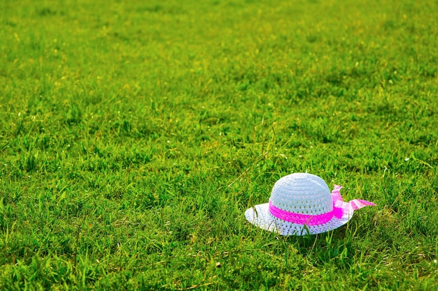 Cappello sul prato Cappello per bambini sull'erba verde