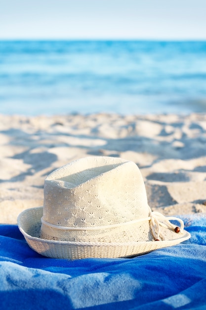 Cappello sulla spiaggia. Mare blu