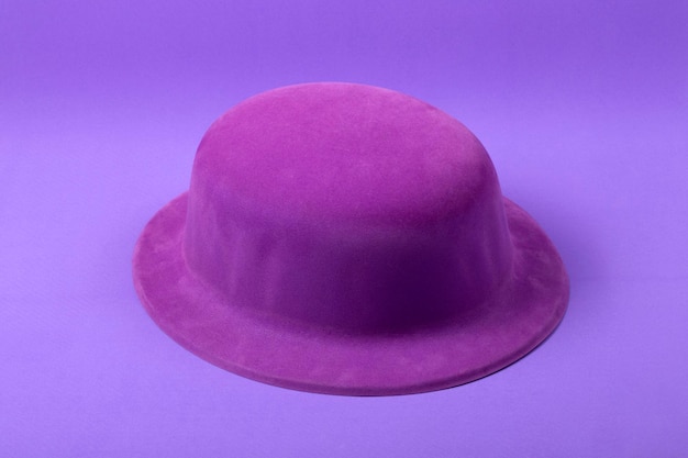 Cappello viola su sfondo viola