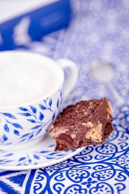 Cappuccino al caffè e un pezzo di brownie al burro di arachidi