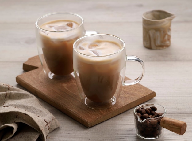 Cappuccino al caffè freddo nel bicchiere a doppia parete