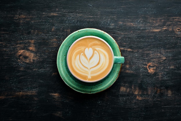 Cappuccino Caffè con latte su fondo di legno nero Vista dall'alto Spazio per la copia gratuito
