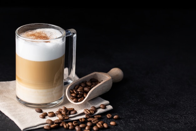 cappuccino con cannella in una tazza di vetro