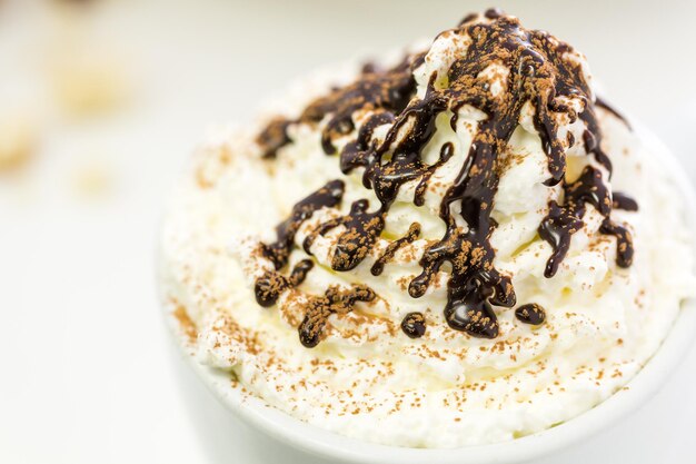 Cappuccino con delicata ciuffo di panna montata.