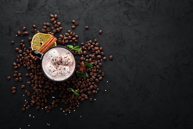 Cappuccino con latte e noci e marshmallow su sfondo di pietra nera Vista dall'alto Spazio per la copia gratuito