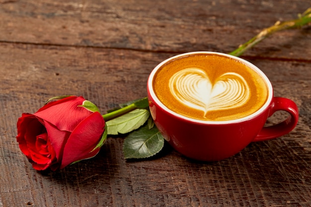 cappuccino con rosa rossa